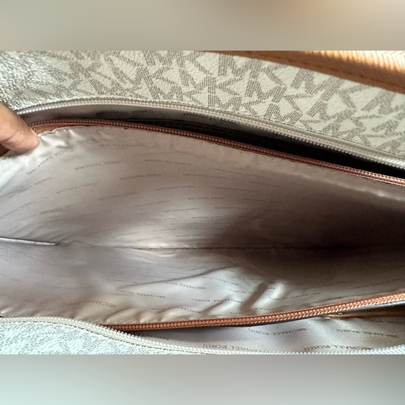 Michael Kors Jet Set Medium Leather Shoulder Bag - Picture 6 of 8